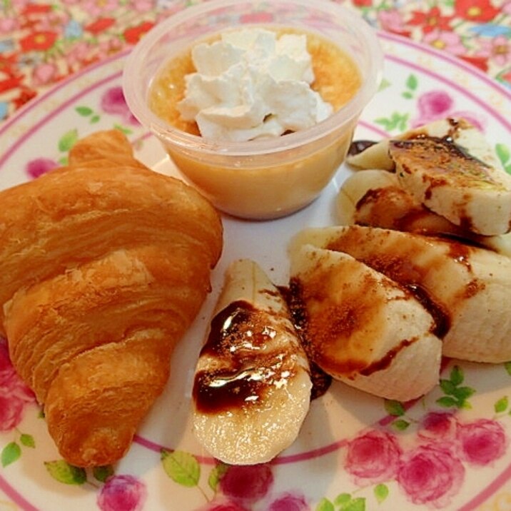 焼きプリンとチョコバナナとクロワッサンのワンプレ♬